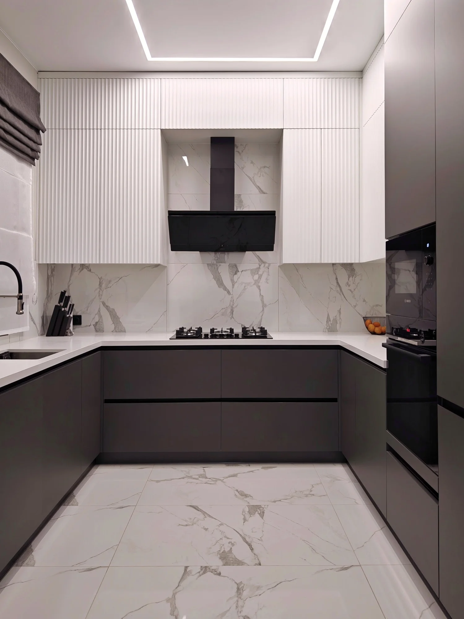 Кухня «Лаконичный контраст» — фотография 1