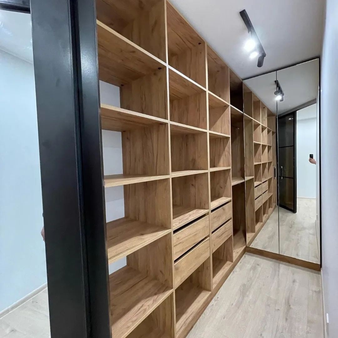 Открытая гардеробная — фото из портфолио Реновации